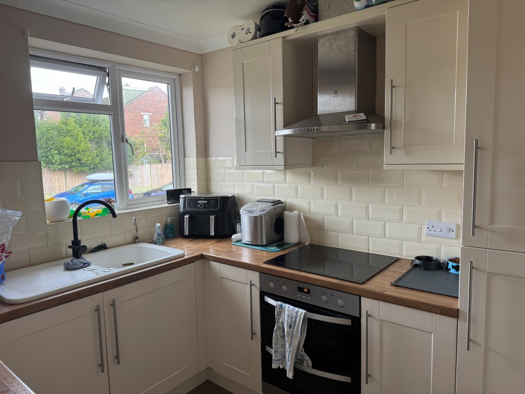 Lot: 89 - FREEHOLD FOUR STOREY MIXED COMMERCIAL AND RESIDENTIAL INVESTMENT - The Kitchen in the Maisonette
